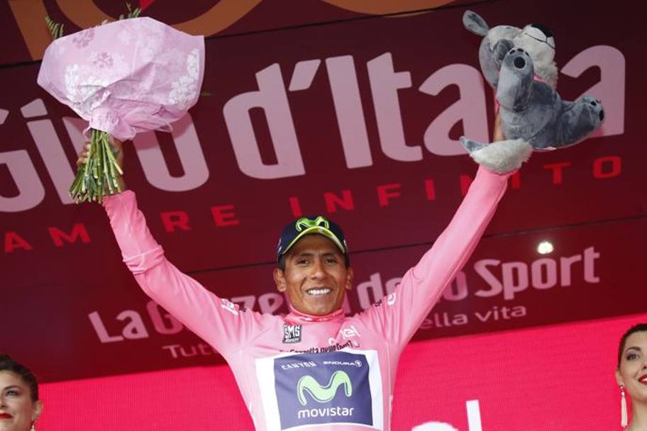 Tutta la felicit di Nairo Quntana in maglia rosa, qui premiato sul podio. Bettini